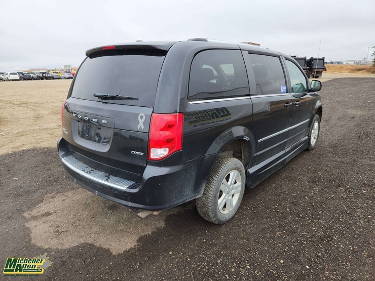 2016-dodge-grand-caravan-crew-image-5