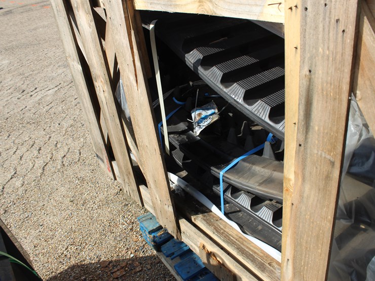 #3456-•-box-of-92.0-x-28.00-52.0-rubber-tracks-image-3