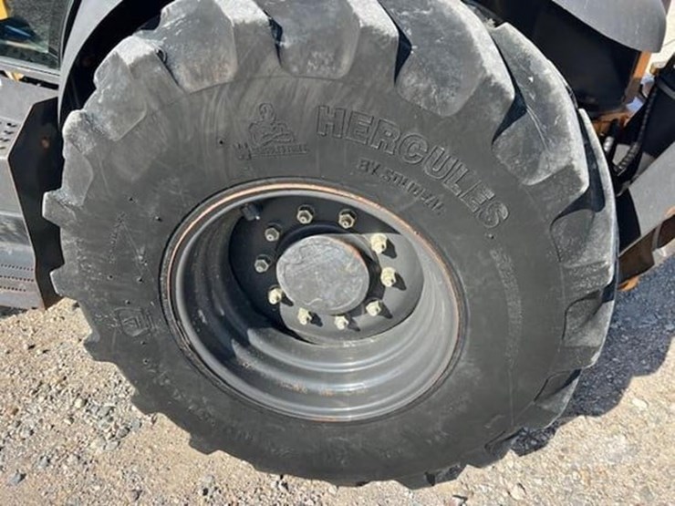 2017-case-580sn-image-32