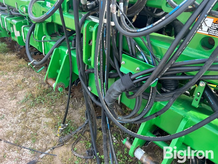 2019-john-deere-1725-image-9