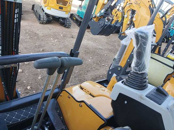 2025-qk18r-mini-excavator-image-14