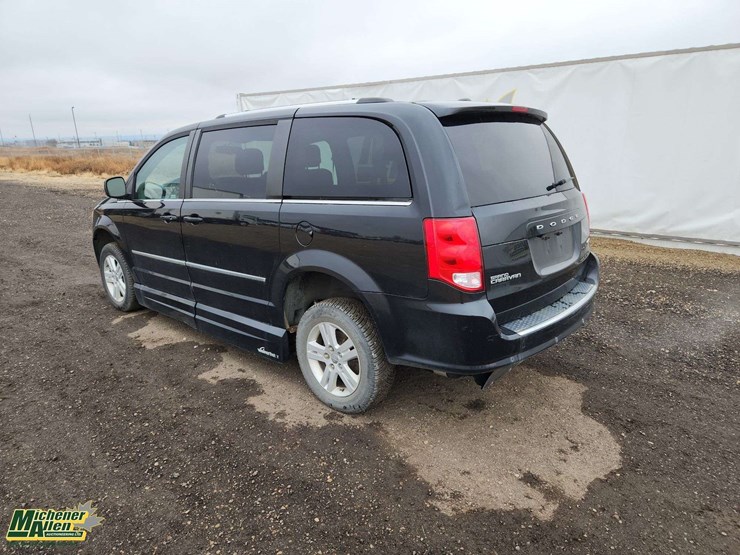 2016-dodge-grand-caravan-crew-image-3