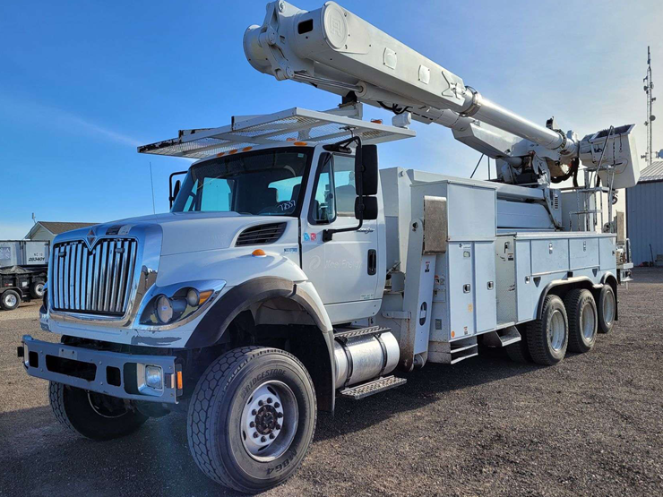2009-international-harvester-sx525-truck-digger-derrick-truck-image-1