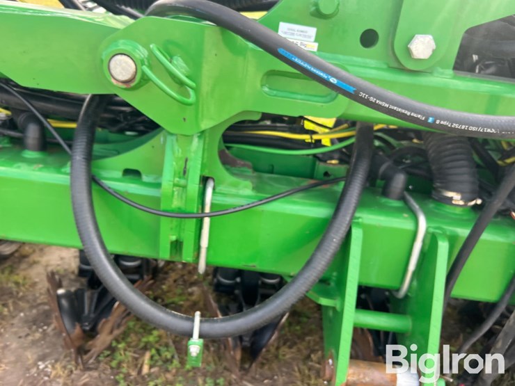 2019-john-deere-1725-image-14
