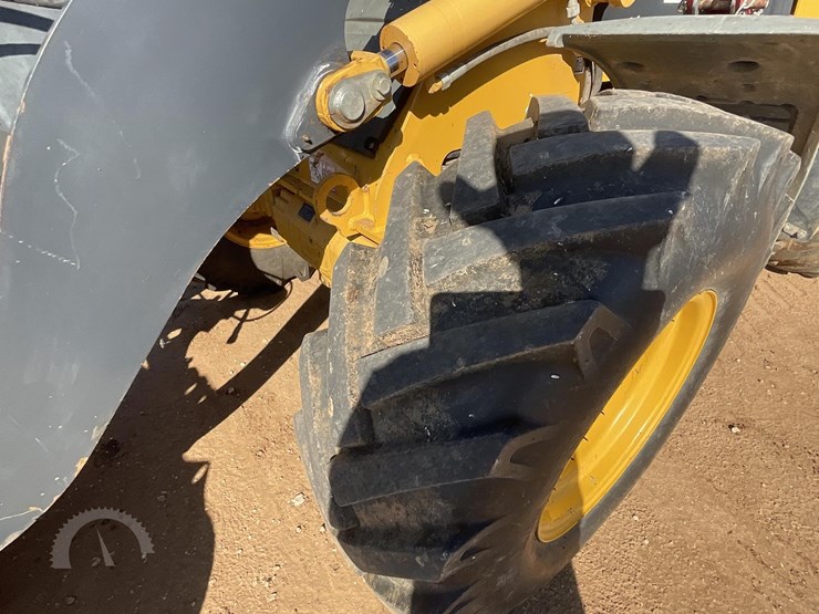 2015-deere-324k-image-24