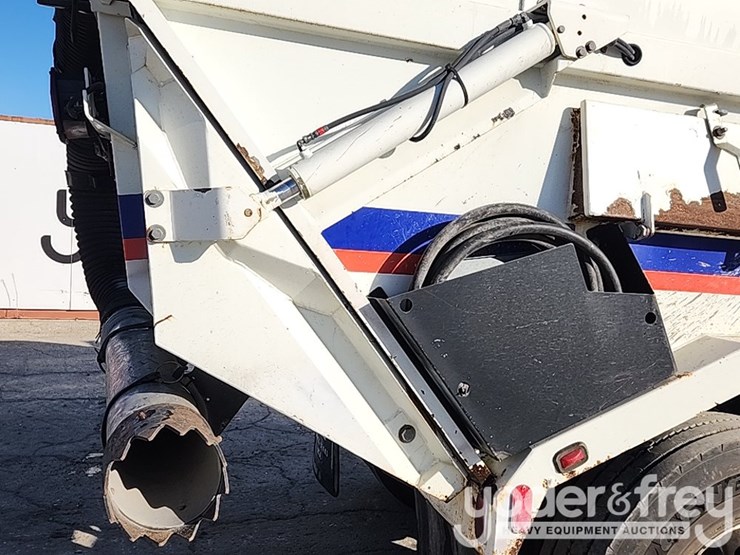 2016-freightliner-m2-106-image-33