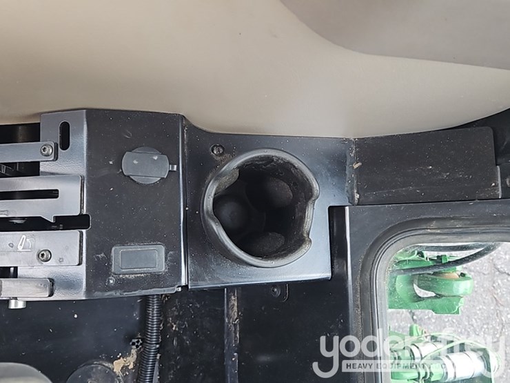 2019-john-deere-5075e-image-39