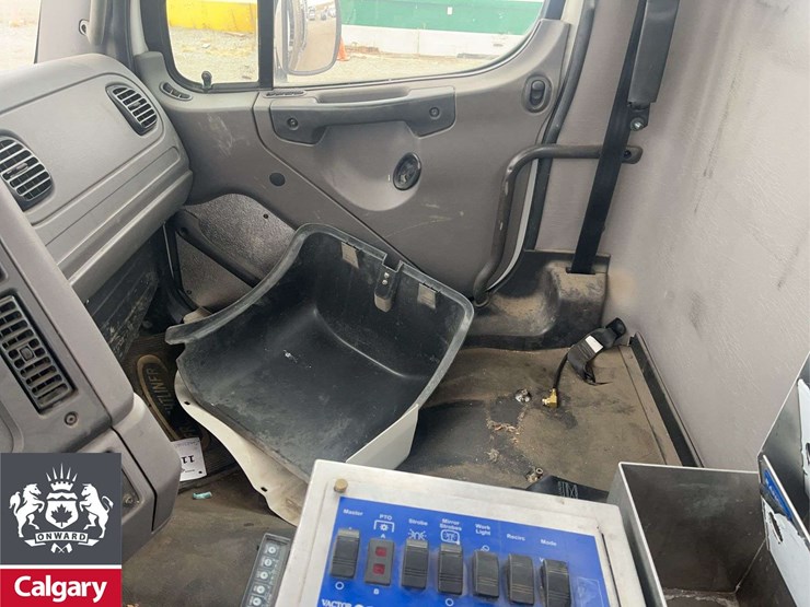 2015-freightliner-114sd-image-13