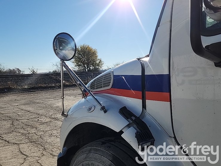 2016-freightliner-m2-106-image-14