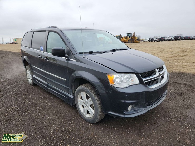 2016-dodge-grand-caravan-crew-image-7