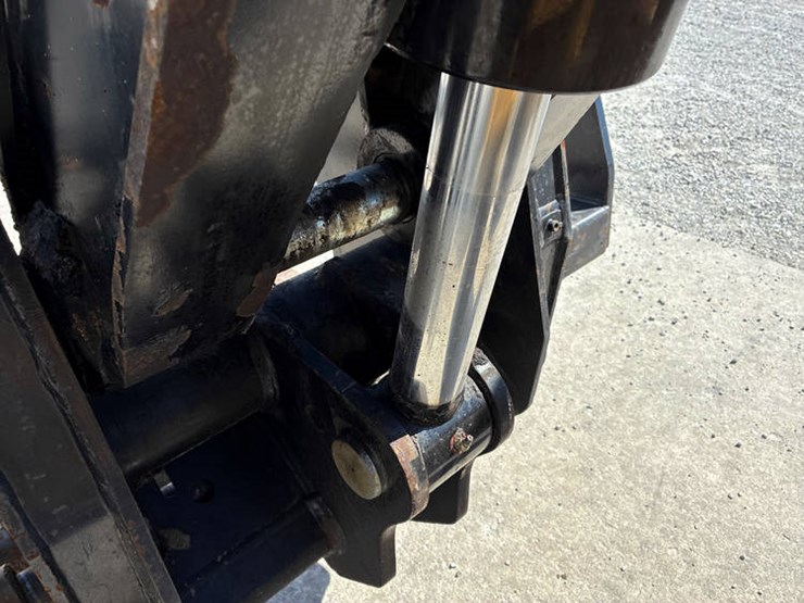 2015-caterpillar-tl943c-image-16