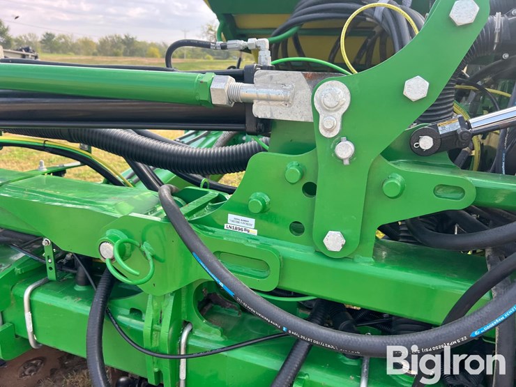 2019-john-deere-1725-image-11
