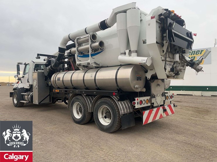 2015-freightliner-114sd-image-3