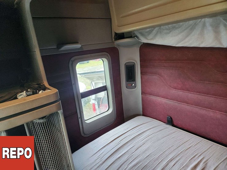 2002-freightliner-columbia-120-image-33