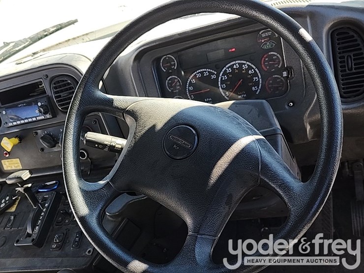 2016-freightliner-m2-106-image-40