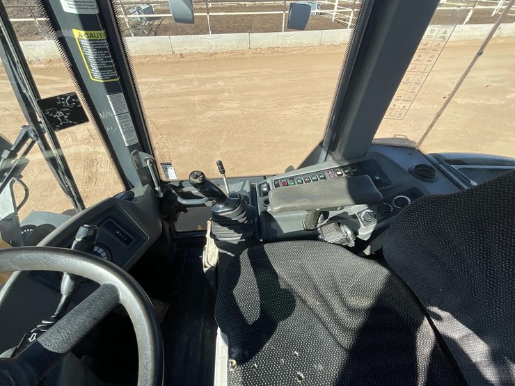 2015-deere-324k-image-33