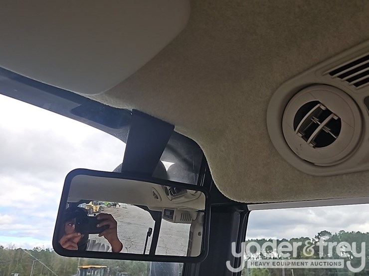 2019-john-deere-5075e-image-44