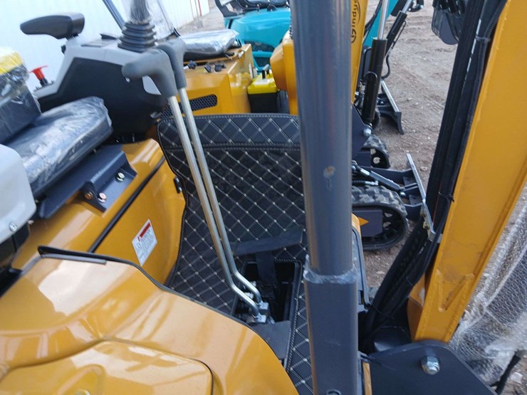 2025-qk18r-mini-excavator-image-12