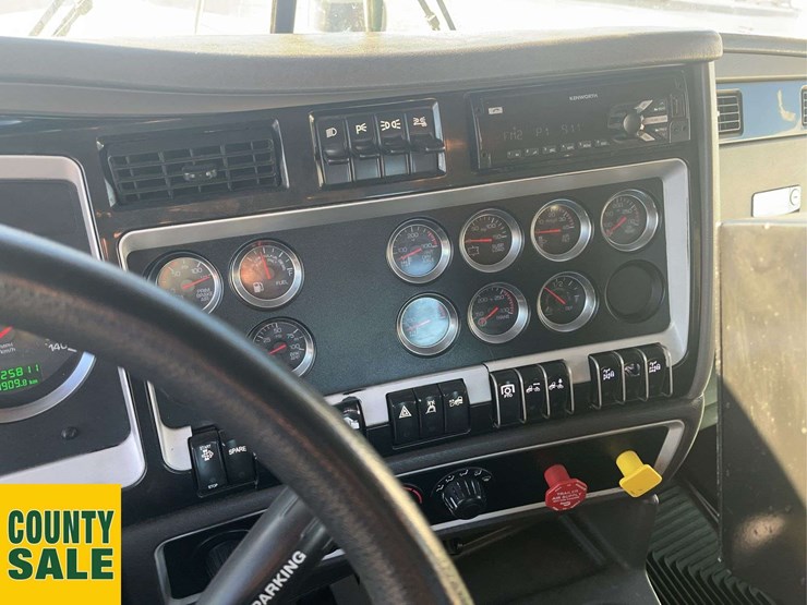 2016-kenworth-t800-image-13