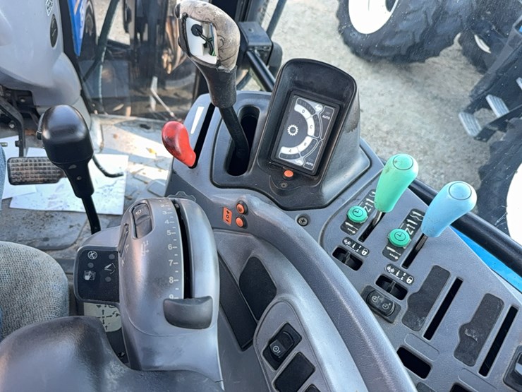 new-holland-t6070-image-68