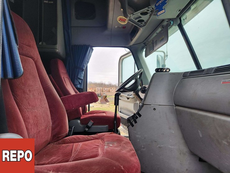 2002-freightliner-columbia-120-image-34