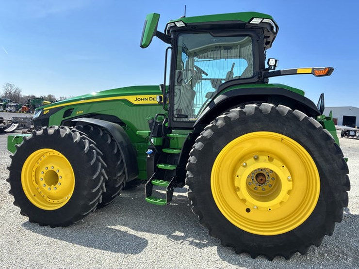 2023-john-deere-8r-370-image-7
