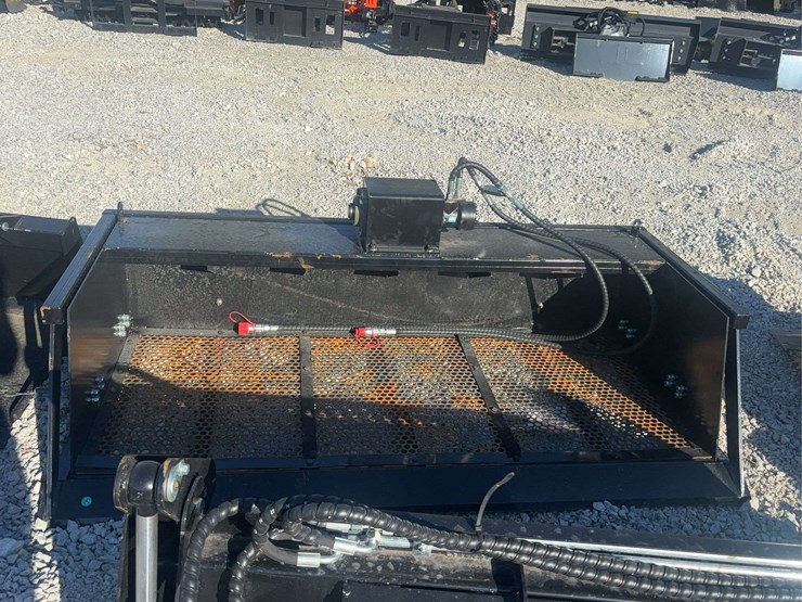 skid-steer-vibrating-screening-bucket-image-1