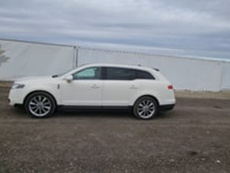 2012-lincoln-mkt-image-5