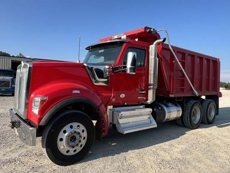 2022-kenworth-w990-image-1