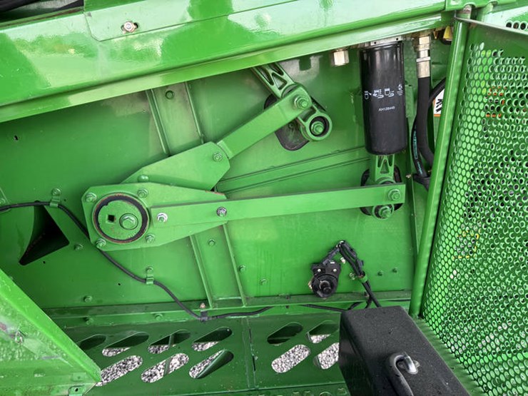 2005-john-deere-9560-sts-image-68