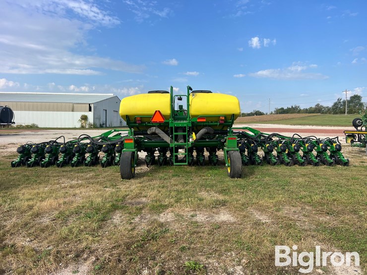 2019-john-deere-1725-image-6