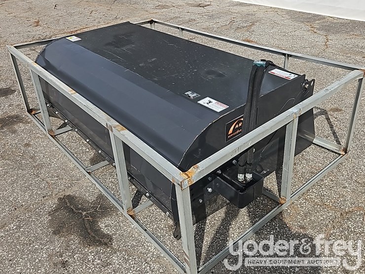 unused-72"-broom-sweeper-(ss-72w)-to-suit-skidsteer-image-4