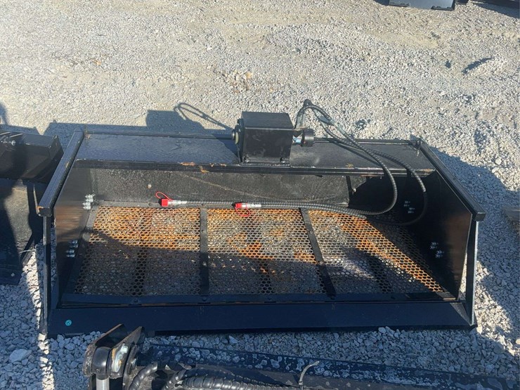 skid-steer-vibrating-screening-bucket-image-2