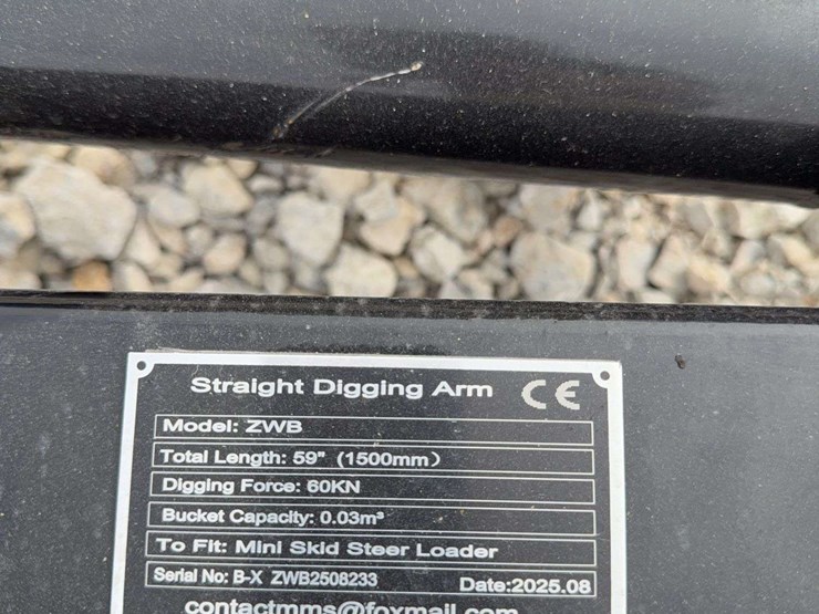 mini-skid-steer-straight-digging-arm-image-4
