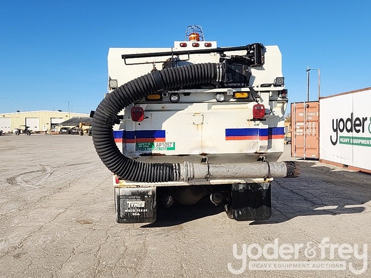 2016-freightliner-m2-106-image-5