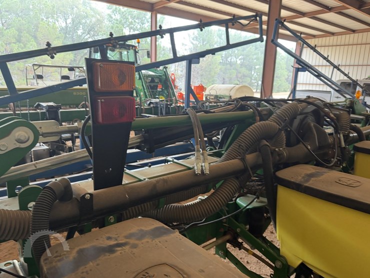 2021-john-deere-1725-image-12