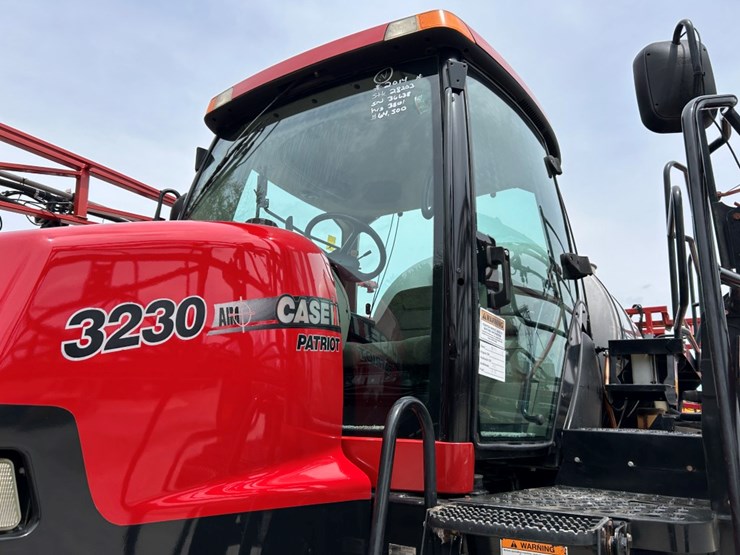 2014-case-ih-3200b-image-27