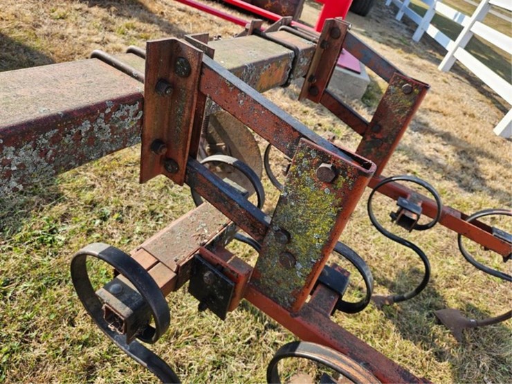 #3020-•-3pt-6-row-vibra-shank-cultivator-image-16