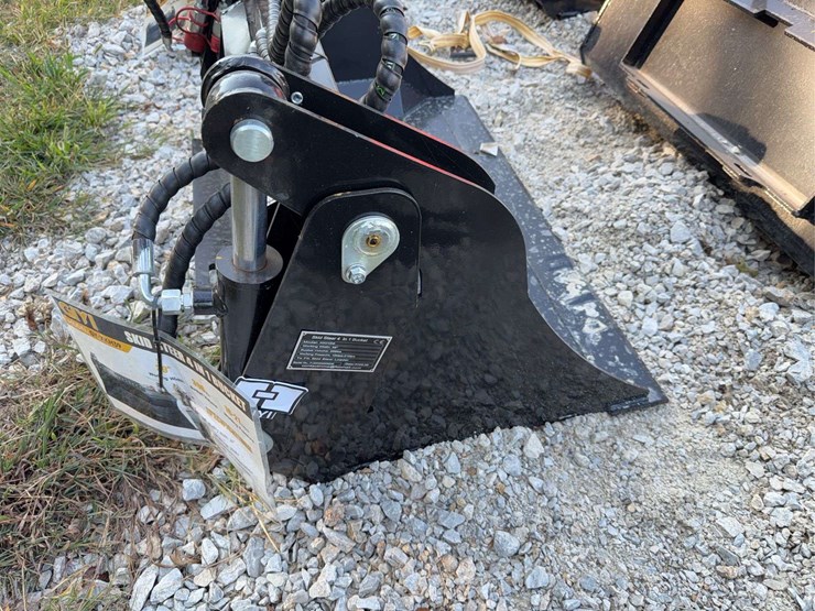 mini-skid-steer-4-in-1-bucket-image-4