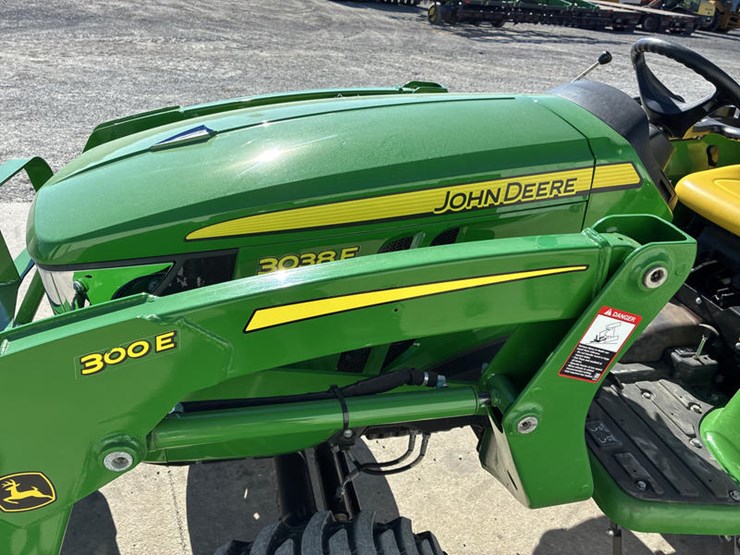2018-john-deere-3038e-image-24