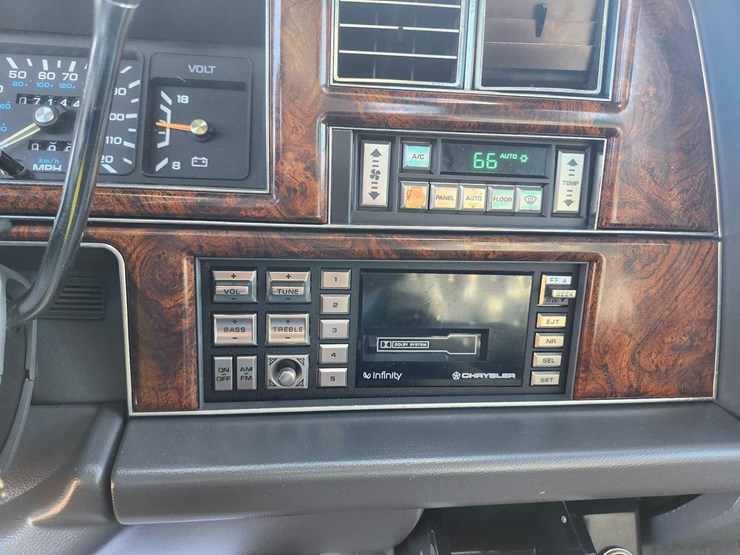 1990-chrysler-new-yorker-fifth-avenue-image-23