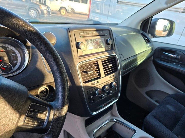 2015-dodge-grand-caravan-sxt-image-2