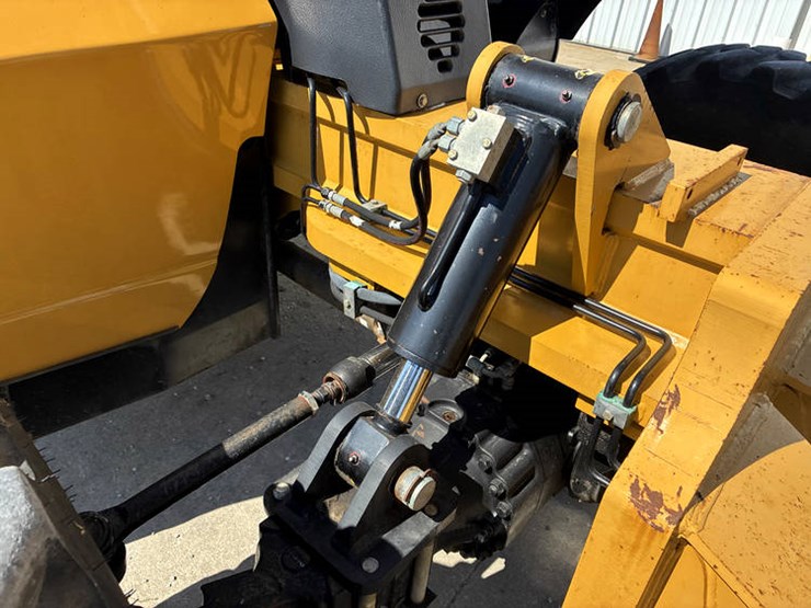 2015-caterpillar-tl943c-image-38