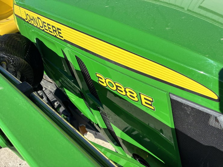 2018-john-deere-3038e-image-17