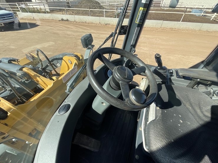 2015-deere-324k-image-31