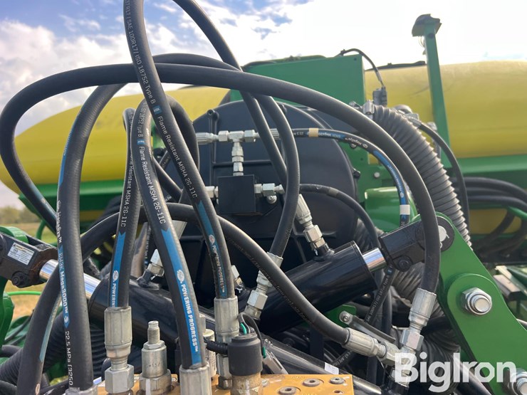 2019-john-deere-1725-image-12