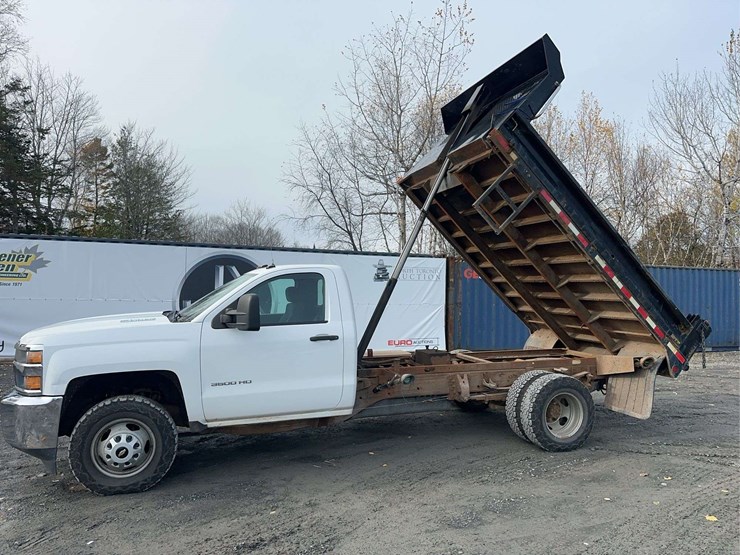 2015-chevrolet-3500hd-image-26