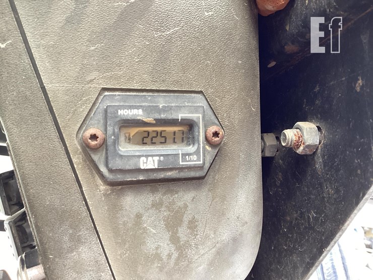 2000-caterpillar-216-image-17