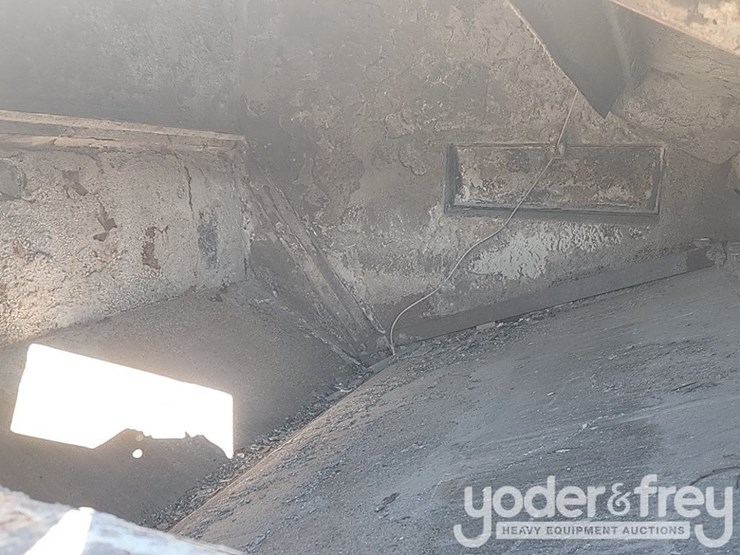 2016-freightliner-m2-106-image-7