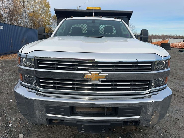 2015-chevrolet-3500hd-image-2